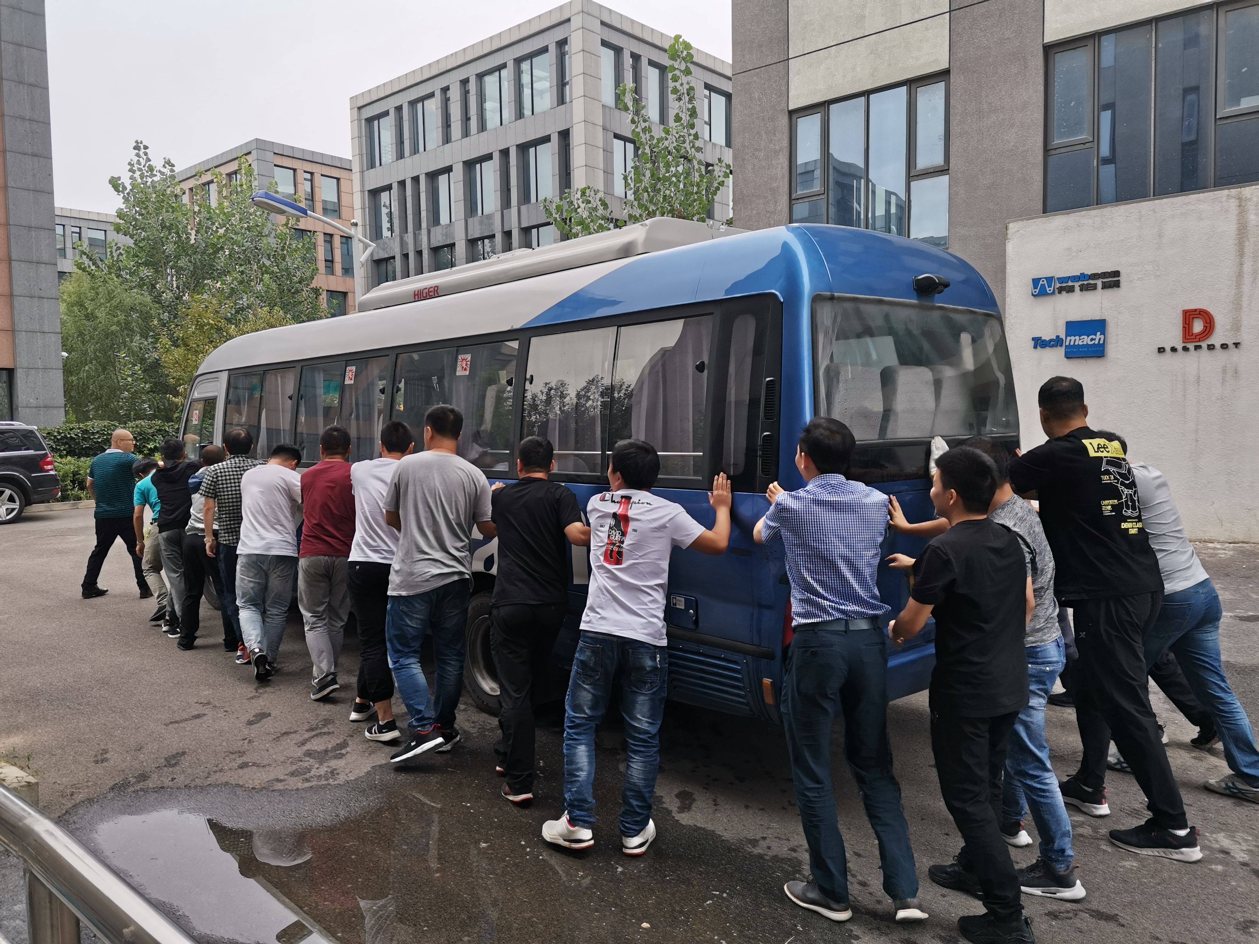 【鈦·暖心】公司班車(chē)發(fā)生故障，萬(wàn)眾一心集體推車(chē)